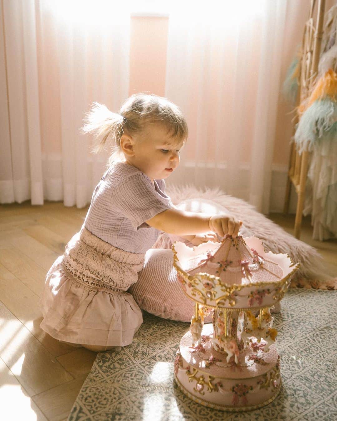 Amber Fillerup Clarkさんのインスタグラム写真 - (Amber Fillerup ClarkInstagram)「She loves raiding her sissy’s room and playing with all her special things 💕 in the last pic she was holding onto the curtains and they started moving and she slowly went down with the ship 😂」5月19日 9時29分 - amberfillerup