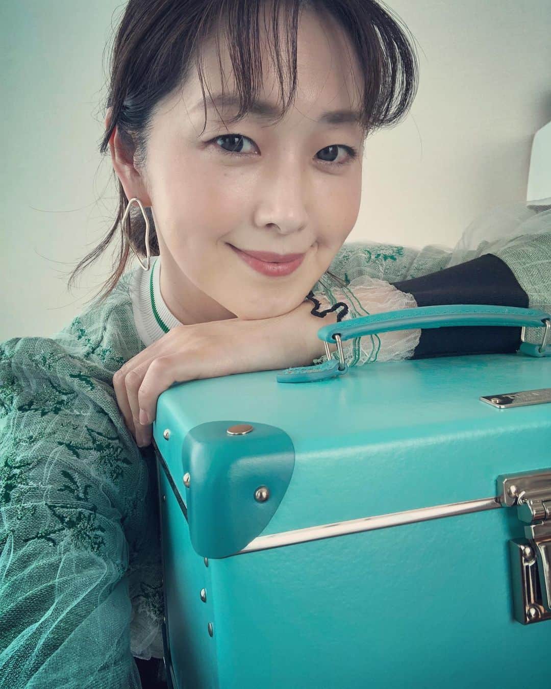 笛木優子のインスタグラム：「雨ですね〜☔️ 先日、初リモート撮影をしました📹 セルフヘアメイク。そして機材だけが送られてきて、自分でカメラやマイク、照明をドキドキしながらセッティングしました🤣  私の大好きな番組。  家ついて行っていいですか？  テレビ東京20日21時より 明日夜です。 ぜひ〜🥰」