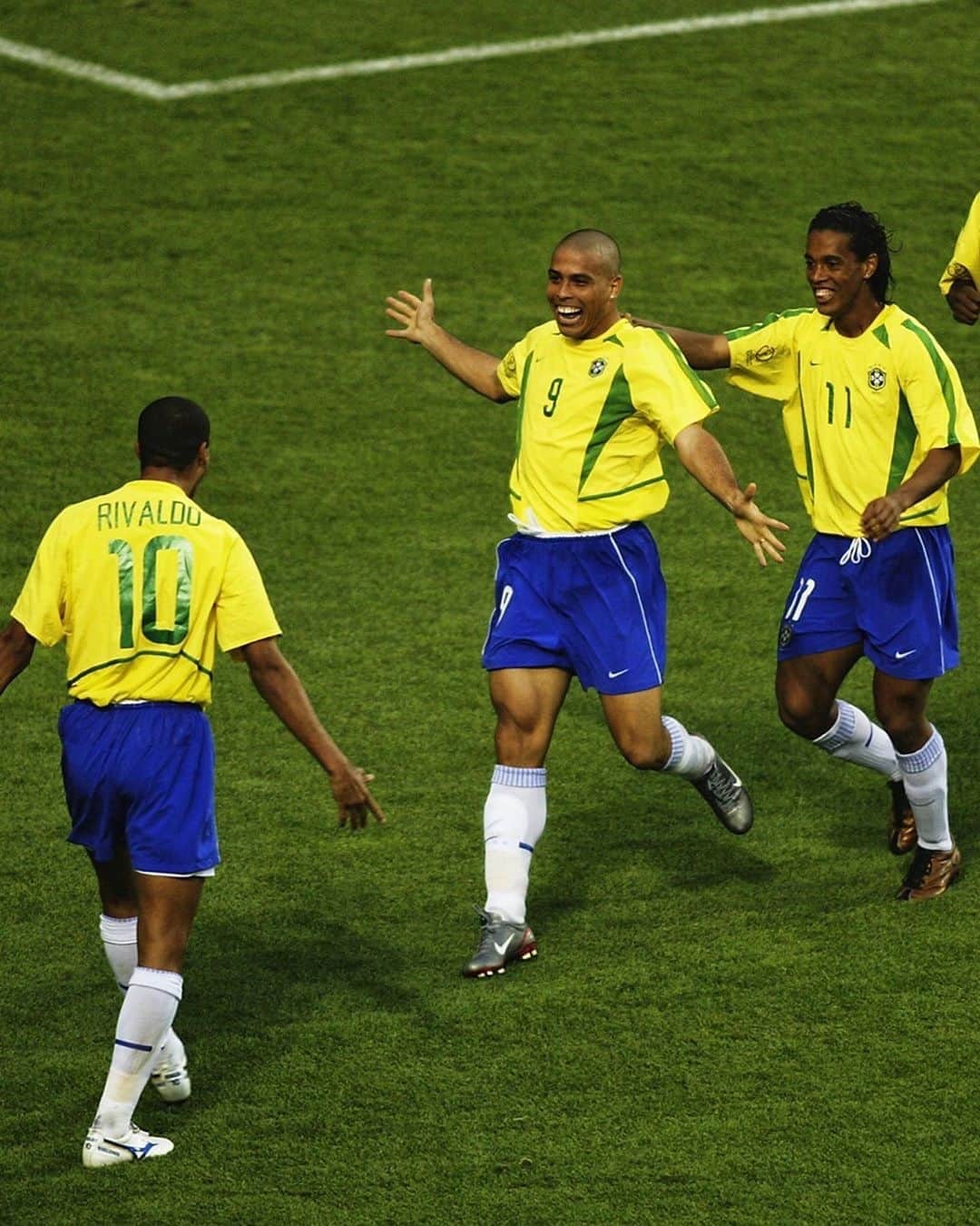 Skills • Freestyle • Tekkersさんのインスタグラム写真 - (Skills • Freestyle • TekkersInstagram)「Brazil’s front three at the 2002 World Cup was something else 😍🇧🇷」5月19日 9時30分 - skillsweekly