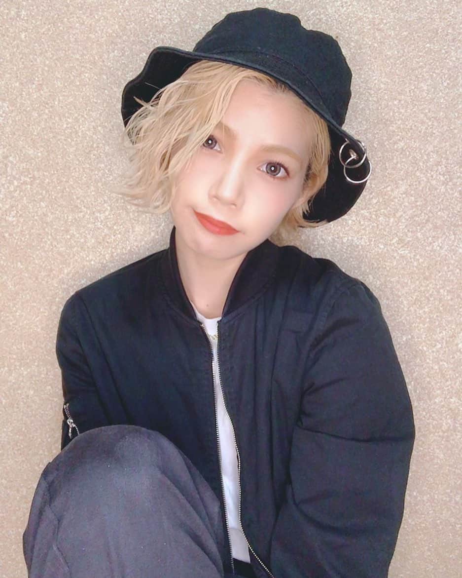 菜月アイルのインスタグラム：「みんな元気？？ 点呼！！！笑 #ボーイッシュ#ショート女子 #派手髪#ハーフ#じゃない#笑 #stayhome」