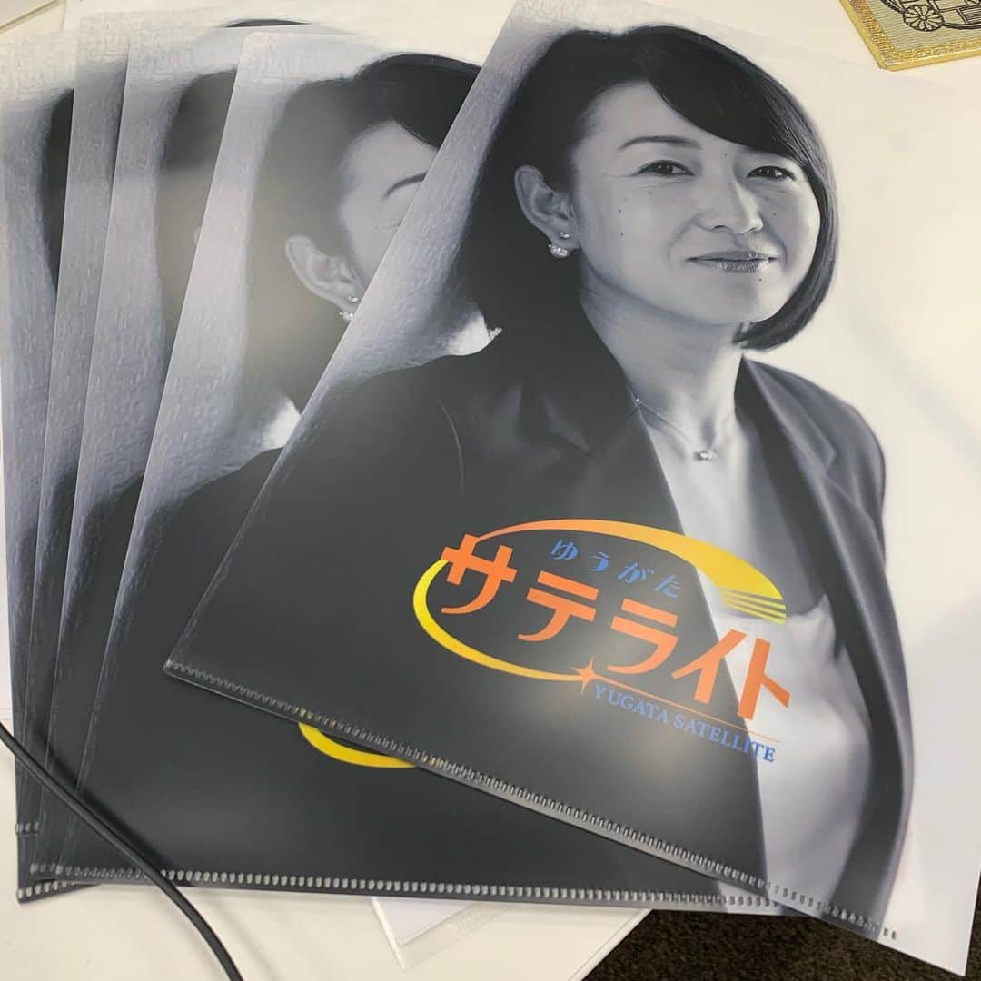 前田真理子のインスタグラム：「部署内になぜか沢山あるので、使ってます！ おすまししてるー^_^と使う度に、ほっこりニヤニヤしてます🌷」