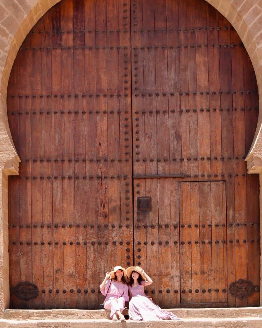 藤崎奈々子さんのインスタグラム写真 - (藤崎奈々子Instagram)「ウダイヤのカスバ近くの大きな扉 ・ 生まれて初めてこんな大きな扉を見た気がする💦 どんな人がどんな技を使ってこの扉を開けるんだろう…と思いを馳せる とりあえず、私には開けられなさそう🚪 ・  #モロッコ#ラバト#カメラ女子#写真#旅#海外旅行#旅好き女子#女子旅#morcco#rabat#trip」5月19日 9時45分 - nanakofujisaki