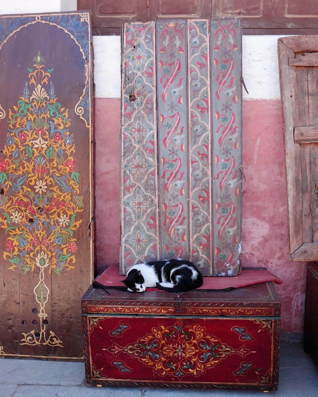 藤崎奈々子さんのインスタグラム写真 - (藤崎奈々子Instagram)「ウダイヤのカスバ近くの大きな扉 ・ 生まれて初めてこんな大きな扉を見た気がする💦 どんな人がどんな技を使ってこの扉を開けるんだろう…と思いを馳せる とりあえず、私には開けられなさそう🚪 ・  #モロッコ#ラバト#カメラ女子#写真#旅#海外旅行#旅好き女子#女子旅#morcco#rabat#trip」5月19日 9時45分 - nanakofujisaki