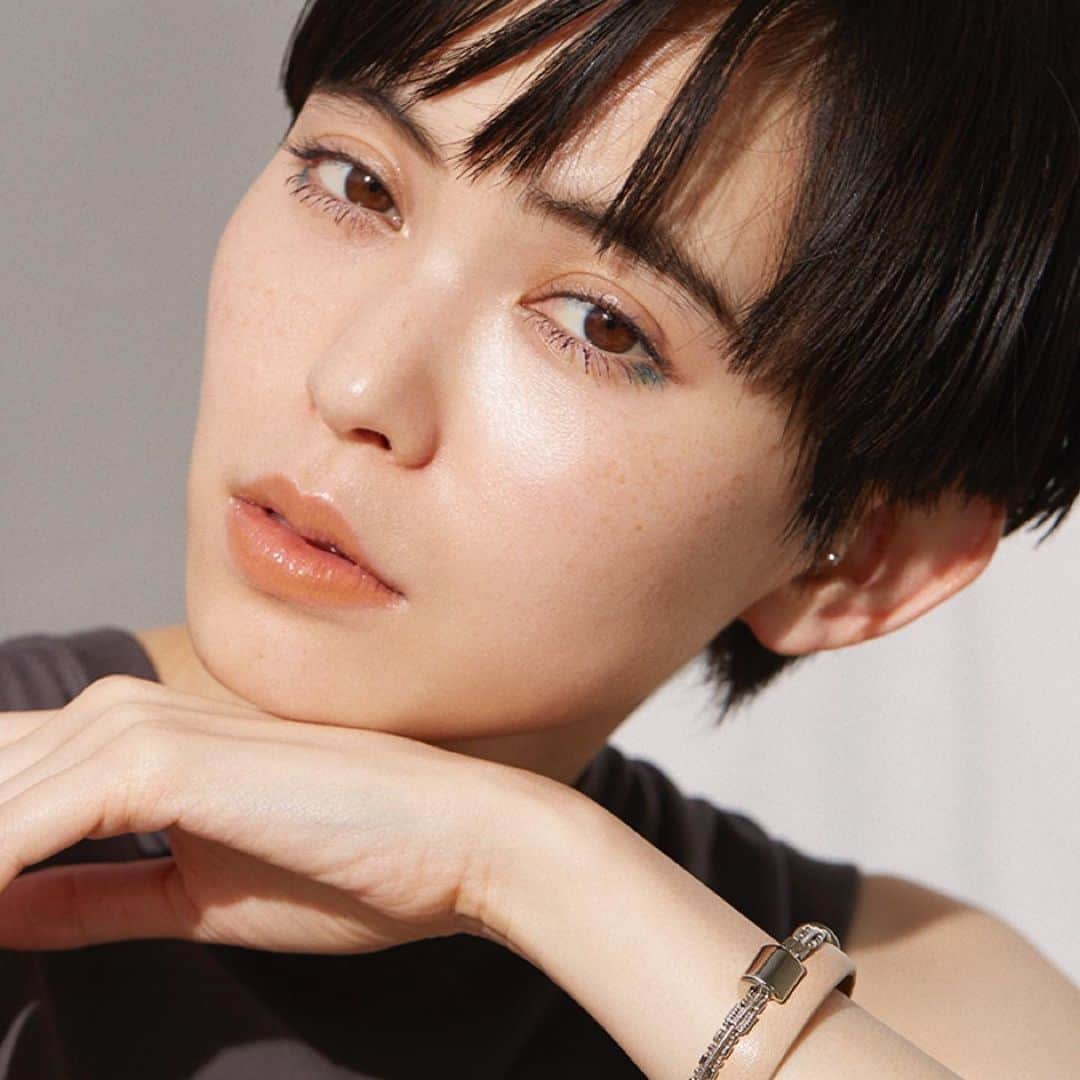 のインスタグラム：「・﻿ BLUE eye🐳 make﻿ ﻿ eyeshadow→ADDICTION﻿ lip→celvoke﻿ ﻿ #きべメイク#bluemake﻿ ﻿ ﻿」