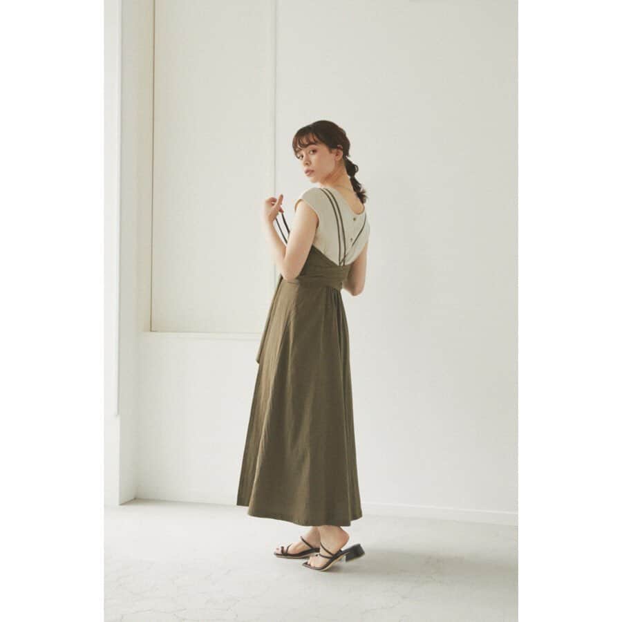 アヴァンリリィのインスタグラム：「RECOMMEND ITEM ㅤㅤㅤㅤㅤㅤㅤㅤㅤㅤㅤㅤㅤ SHEL'TTER WEBSTOREにて発売中🚚 ㅤㅤㅤㅤㅤㅤㅤㅤㅤㅤㅤㅤㅤ ：ONE PIECE プリーツ切替キャミワンピース Price.¥7,990+tax No.180DS533-1020 ㅤㅤㅤㅤㅤㅤㅤㅤㅤㅤㅤㅤㅤ ：TOPS フロントボタン裾メロウトップス Price.¥3,990+tax No.180DS880-3420 ㅤㅤㅤㅤㅤㅤㅤㅤㅤㅤㅤㅤㅤ ：NECK LACE ボールチェーン2連チョーカー Price.¥1,990+tax No.180DS856-2840 ㅤㅤㅤㅤㅤㅤㅤㅤㅤㅤㅤㅤㅤ ：SHOES スクエアトングミュール Price.¥5,990+tax No.180DS655-2420 ㅤㅤㅤㅤㅤㅤㅤㅤㅤㅤㅤㅤㅤ 画像をタップで商品詳細をご覧いただけます🔍 _______________________________________________________ #AVANLILY #アヴァンリリィ」