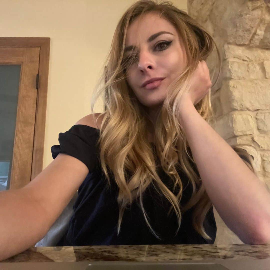 タラ・ケインのインスタグラム：「Swipe to see me checking out if this photo is good enough to post.」