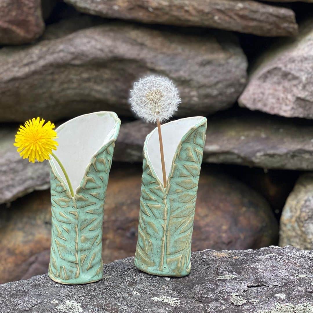 シェリ・ムーン・ゾンビさんのインスタグラム写真 - (シェリ・ムーン・ゾンビInstagram)「Set of vases. #pottery #handbuiltpottery #pothead #dandelions」5月19日 9時51分 - sherimoonzombieofficial