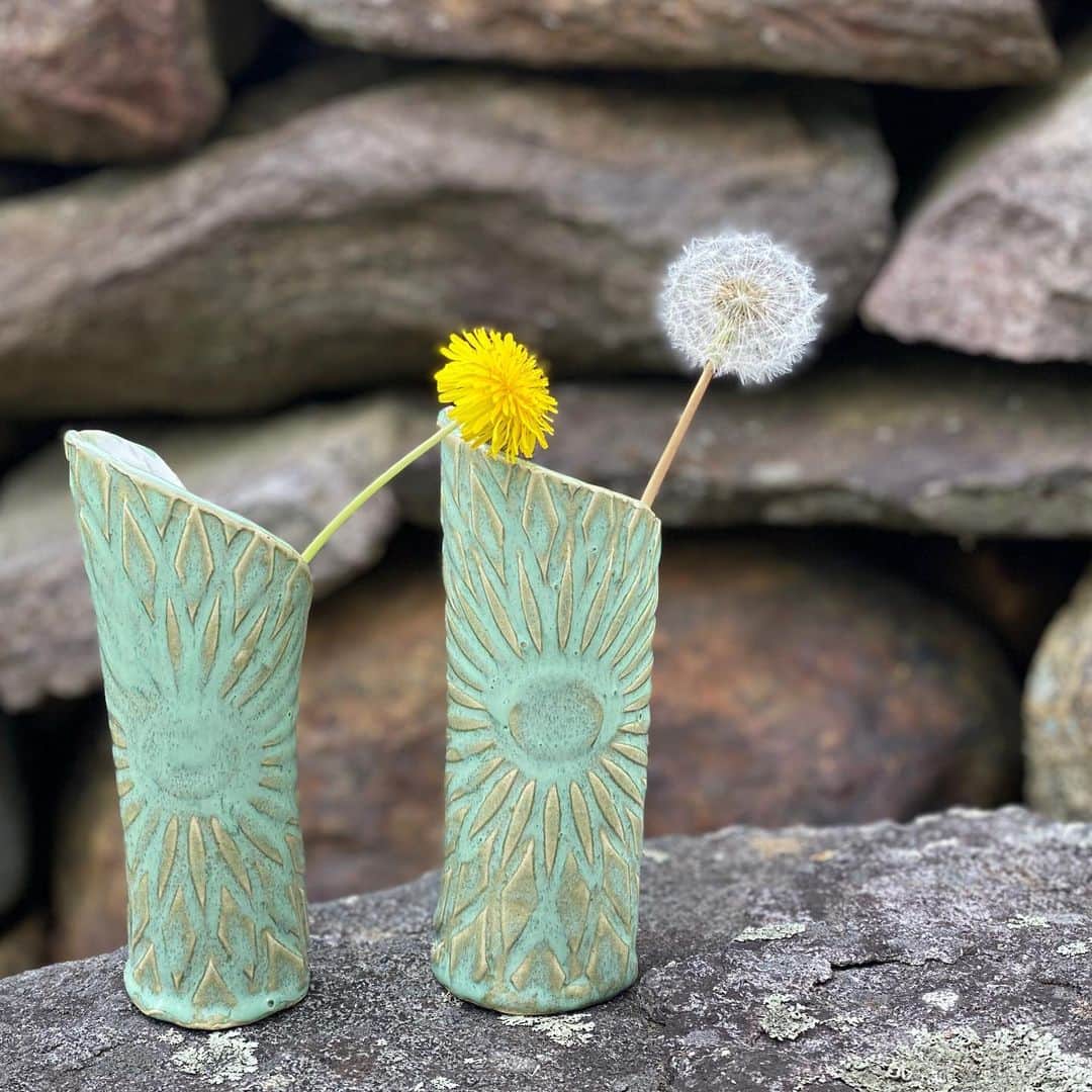 シェリ・ムーン・ゾンビさんのインスタグラム写真 - (シェリ・ムーン・ゾンビInstagram)「Set of vases. #pottery #handbuiltpottery #pothead #dandelions」5月19日 9時51分 - sherimoonzombieofficial
