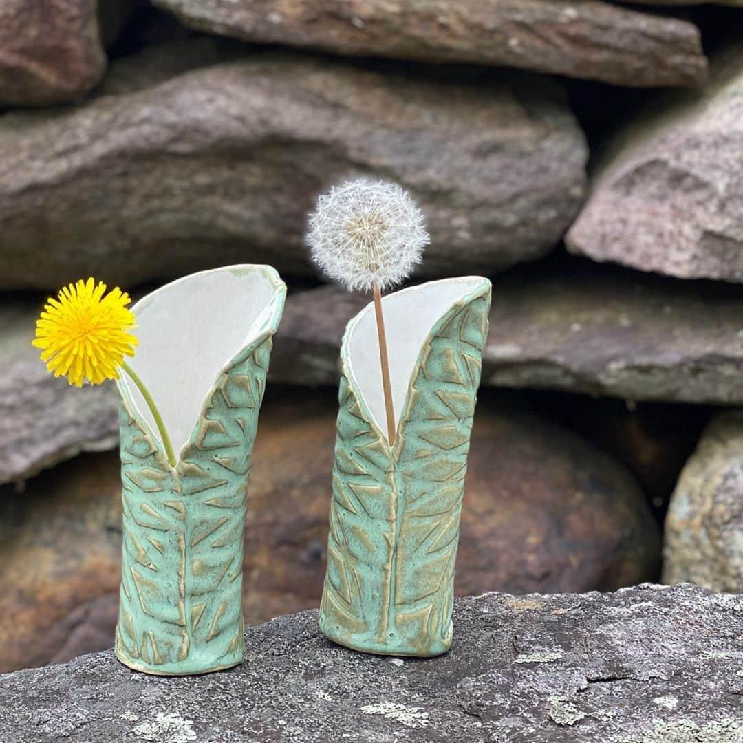 シェリ・ムーン・ゾンビのインスタグラム：「Set of vases. #pottery #handbuiltpottery #pothead #dandelions」