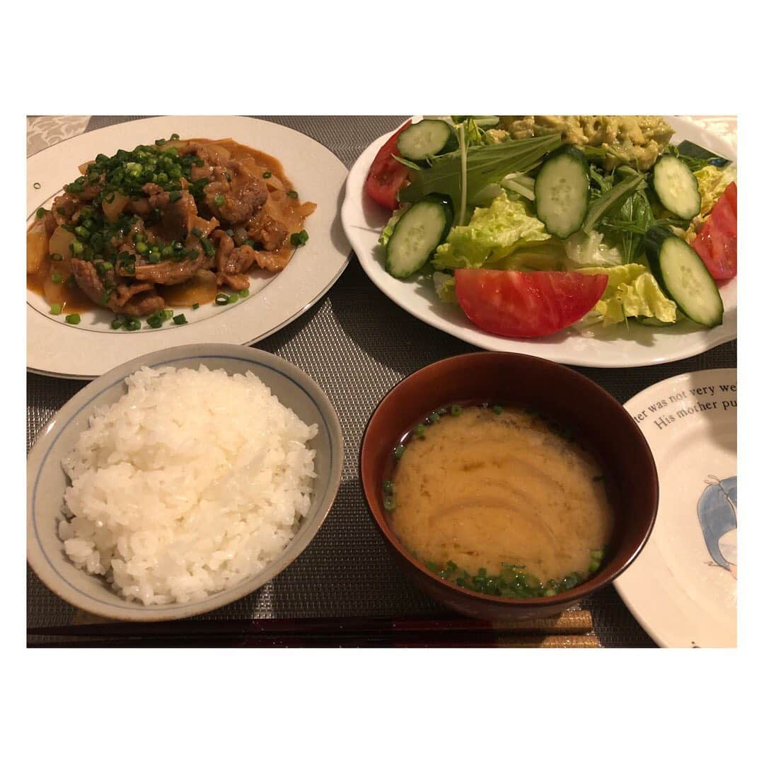 柳野玲子さんのインスタグラム写真 - (柳野玲子Instagram)「お料理上手な末川かおりちゃん @kaori.suekawa からバトン受け取りましたので先日のご飯を😋✨ 最近、お米おかわりするほどモリモリ食べてます🥰 コロナ太り気をつけなきゃ💦 いつも美味しそうなお料理を作っている３人に勝手にバトンタッチー✨笑 井上英里香ちゃん💓 @ribbonhome.erika  薗田杏奈ちゃん💓 @love.byanna  二宮歩美ちゃん💓 @ninomiyaayumi  よろしくお願いします🍻 🥢🥢🥢🥢🥢🥢🥢🥢🥢🥢 参加は簡単！3ステップ♪ ①ごはんとみそ汁をつくる ②つくった料理の写真を撮る ③SNS（facebook / instagram）で、下の五つの#ハッシュタグをつけて投稿 ④ 好きな3人の友達をタグ付け この範囲をコピーして、バトンをまわす。 🥢🥢🥢🥢🥢🥢🥢🥢🥢🥢 #いっしょにつくろう #いっしょに食べよう　 #いっしょに食チャレンジ  #ごはんとみそ汁　 #みんなにありがとう　 #うちで過ごそう」5月19日 10時02分 - yanaginoreiko