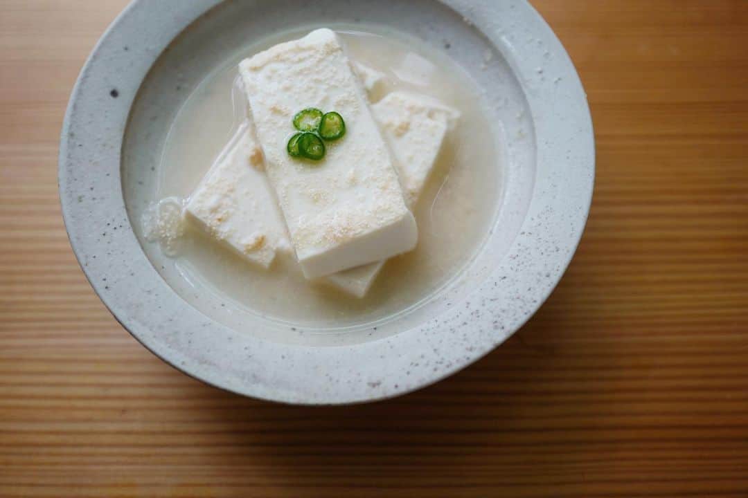 のインスタグラム：「#ひさこのおうちごはん  たらこ豆腐。  お出汁で煮たお豆腐、最後にタラコを入れ吉野葛でとろみをつけました。  じんわりあったまる簡単朝ごはん。」