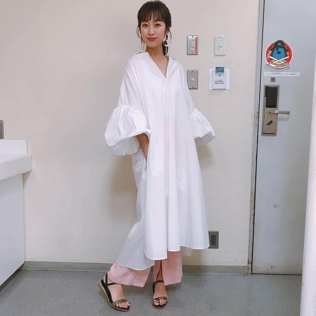 坂下千里子　スカート 坂下千里子さんのインスタグラム写真 - (坂下千里子Instagram)「昨日のノンストップ衣装です。 #ブレスレットが見づらくてすみません！ .  シャツ、パンツ @whimgazette_official サンダル @pellico_sunny ブレスレット @philippeaudibert  ピアス @abiste_official」5月19 ...