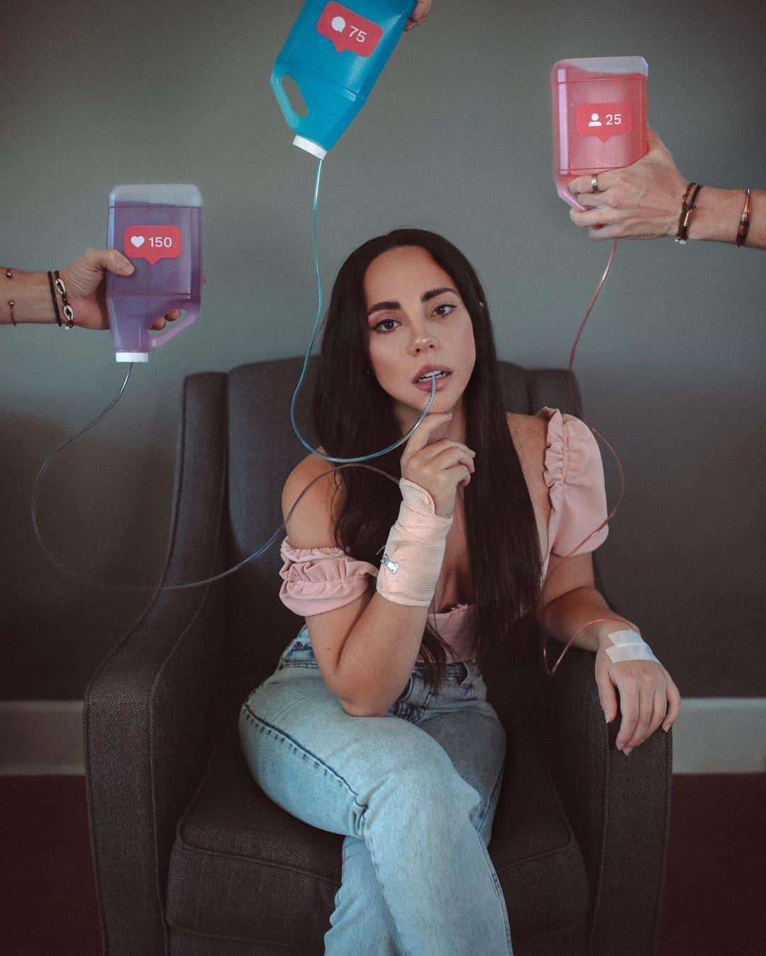 Katy Esquivelのインスタグラム：「Pienso que muchos no nos hemos dado cuenta de que las redes han pasado de ser herramientas de inspiración y distracción a una adicción. Nos intoxican lentamente haciéndonos lamentar no ser como alguien más. Hasta nos importan más los likes y comentarios de extraños que la opinión de las personas que nos aman y conocen en la vida real. Tengo que confesar que hace unos años me comparaba con todo lo que veía y no me sentía a la altura para seguir creando contenido, y es por eso que decidí cambiar, y conmigo cambió mi contenido. Elegí seguir siendo la Katy de siempre, torpe y graciosa que le gusta la moda y a veces sube cosas ocurrentes. Pero al mismo tiempo me propuse a esforzarme a ser más creativa y compartir contenido increíble con mi audiencia. Hice esta foto porque vi una idea parecida en Pinterest y resonó mucho con mi opinión sobre las redes sociales. Se me ocurrió recrearla a mi propio estilo para compartir este mensaje con ustedes: Déjemos de estar pendientes de todo el mundo antes que de nosotros mismos. Dediquémonos tiempo fuera de las redes porque nuestras vidas son reales y no una foto hermosa que probablemente tiene 3 horas de edición, como esta (tuve que montar las manos, botellas y tubos 1 por 1😂) Y cuando las usemos elijámos contenido que aporte a nuestras vidas con algo positivo, para inspirarnos, reírnos un rato, conocer el mundo y educarnos.」