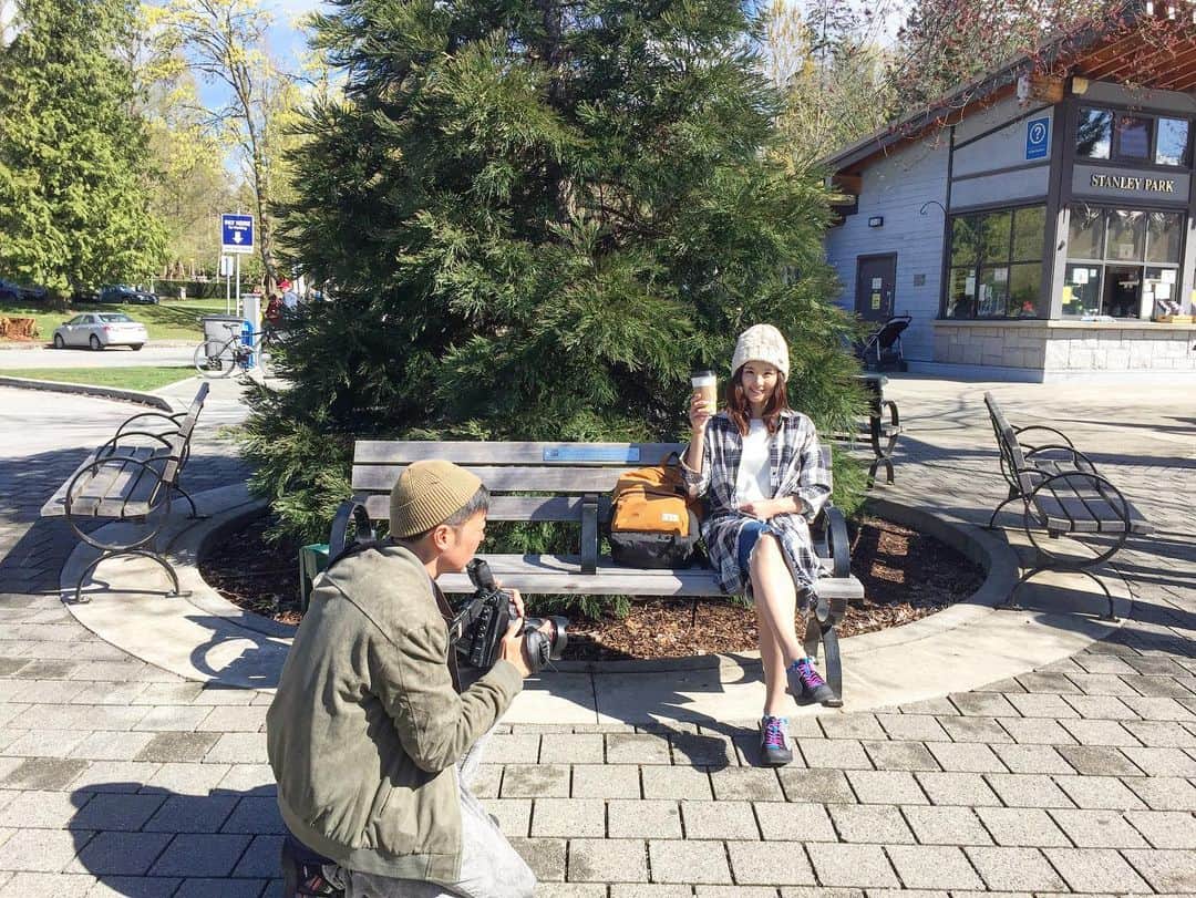 のインスタグラム：「こんなにハプニングと ラッキーの重なる トリップはなかった  ハプニングが起これば 次は良い事が待ってる  天気の左右も味方して 色んなレパートリーの 撮影ができた  今思えば この撮影メンバーが 奇跡を起こす⚡️ 私たちの中で 永遠に語り継げる 旅の記憶  また、行きましょ 🇨🇦🛩🏂🏃‍♀️🏔🍻📹 @hossyck4vm  @crazy_lunaluna  #aircanada  #エアカナダ @aircanadajp」