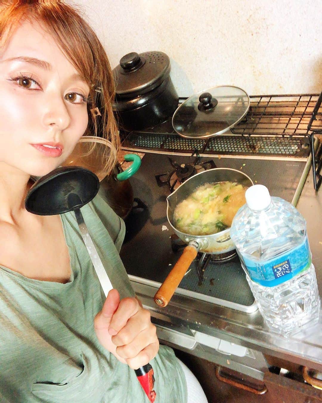 古澤未来のインスタグラム：「美容のためにシリカを毎日のんでます♫ 料理や直飲みで🙆🏿 家にいるだけの時間増えたから水だけで美容にいいなら がんばれるよね😚  アットコスメ一位にもなってるみたいだから外からも内ならも綺麗になれるよーにがんばってます😋  #シリカ #シリカ水 #のむシリカ #露島天然水 #supported #pr」