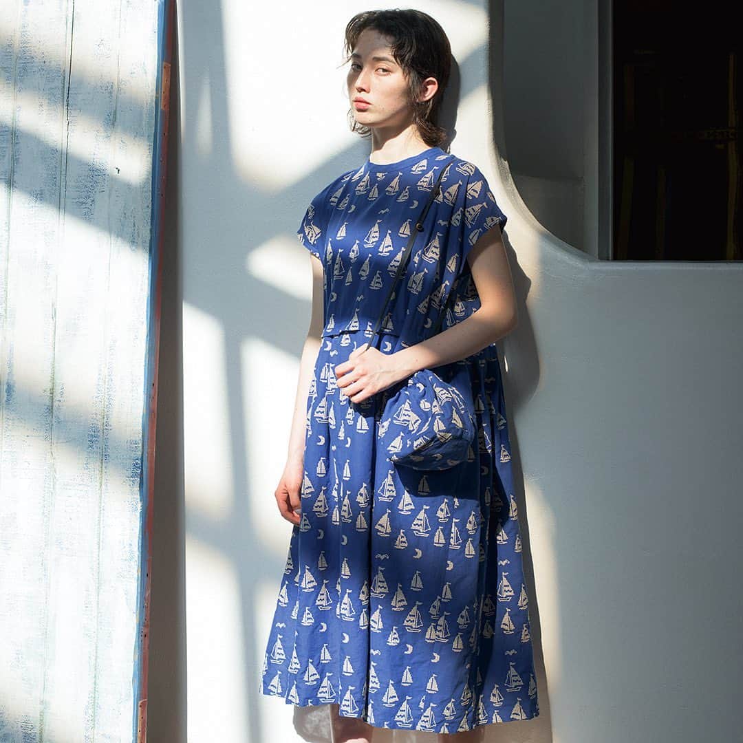 marbleSUD(マーブルシュッド) のインスタグラム：「夜の港を描いたテキスタイル「EMB Yacht」。爽やかな朝でもなく、陽射しいっぱいの昼でもなく、静寂かつムーディーな夜の港には三日月とカモメの姿も。どこか懐かしいクロスステッチ刺繍で表現しました。」