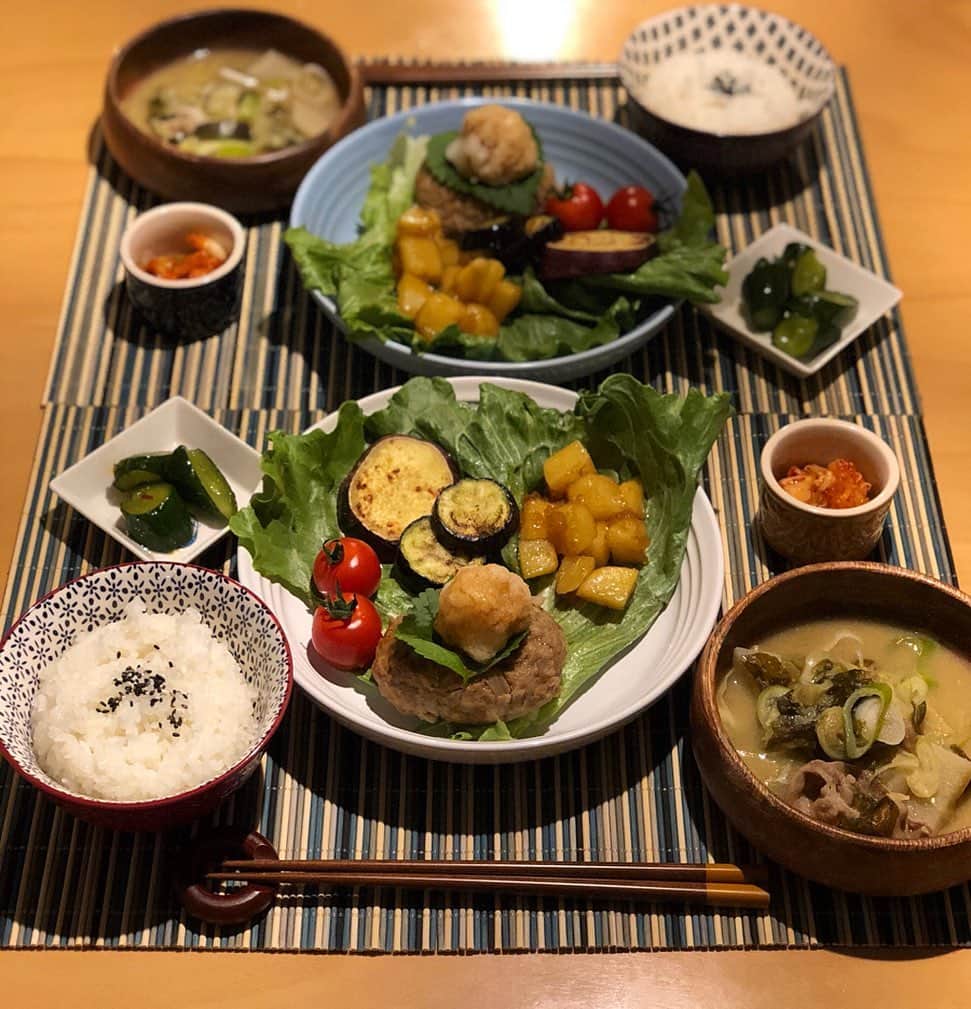 のインスタグラム：「🍳♡ 野菜をたっぷり食べられる#おうちごはん 😋❤ ・ 🥢お品書き🥢 ★おろしハンバーグ ★焼き野菜 ★ポテト ★ミニトマト ★ピリ辛きゅうり ★キムチ ★味噌汁 ★ごま塩ご飯 ・ 🍳おろしハンバーグ 材料 合い挽き肉 300g/玉ねぎのみじん切り 中2個(炒める)/卵 1個/牛乳 大さじ2/味噌 大さじ1/マヨネーズ 大さじ1/塩コショウ 適量/ナツメグ お好み/パン粉 1/2カップ(足りなければ足す) 🍳ポテト ① じゃがいもを1cm角に切る ② ①に塩をふって片栗粉をつける ③ フライパンに油多めにいれて②を炒める ④ 砂糖 醤油 各大さじ2/マヨネーズ 大さじ1 を絡めれば完成♡ ＊ #stayhome #homedinner #homecooking #washoku #おうち時間 #家庭料理 #和食ごはん #おろしハンバーグ #主婦 #妊婦 #家庭菜園 #阪本智子」