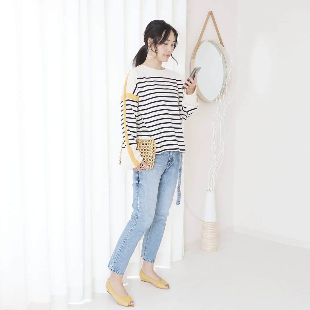 Eri Satoのインスタグラム：「border×yellowコーデ · tops: @blancbasque bag: @reedit_official pierce: @joueri · ボーダーにイエローのラインがポイントのカットソー。 靴もイエローで合わせてみました💛 · 👉配色パイピングボーダー長袖プルオーバー 【BB01-910】 @blancbasque のトップのURLから買えるのでぜひチェックしてみてね！ · 今日は朝からすごいの届いたー🤣 これから組み立てます🔧 · #blancbasque #ブランバスク#高身長コーデ#ママコーデ#カジュアルコーデ#ワンピースコーデ #春コーデ#fashion#ootd#outfit#code#coordinate#style#ファッション#コーディネート#コーデ#プチプラ#プチプラコーデ#シンプルコーデ#mamagirl#locari#partegram#カジュアル#お洒落さんと繋がりたい#ボーダー」