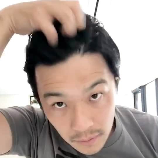 君島良夫のインスタグラム：「こうも出掛けない毎日だと、頭ボサボサのまま1日を過ごしがち。たまにはシャキッと髪の毛をセットしよう！というキャンペーン💆🏻‍♂️ 皆さんも子供たちと一緒に是非チャレンジしてみてね👋🏻 #キメチャレ  #denis_tokyo @denis_tokyo_fun @denis_kimechalle  @denis_tokyo」