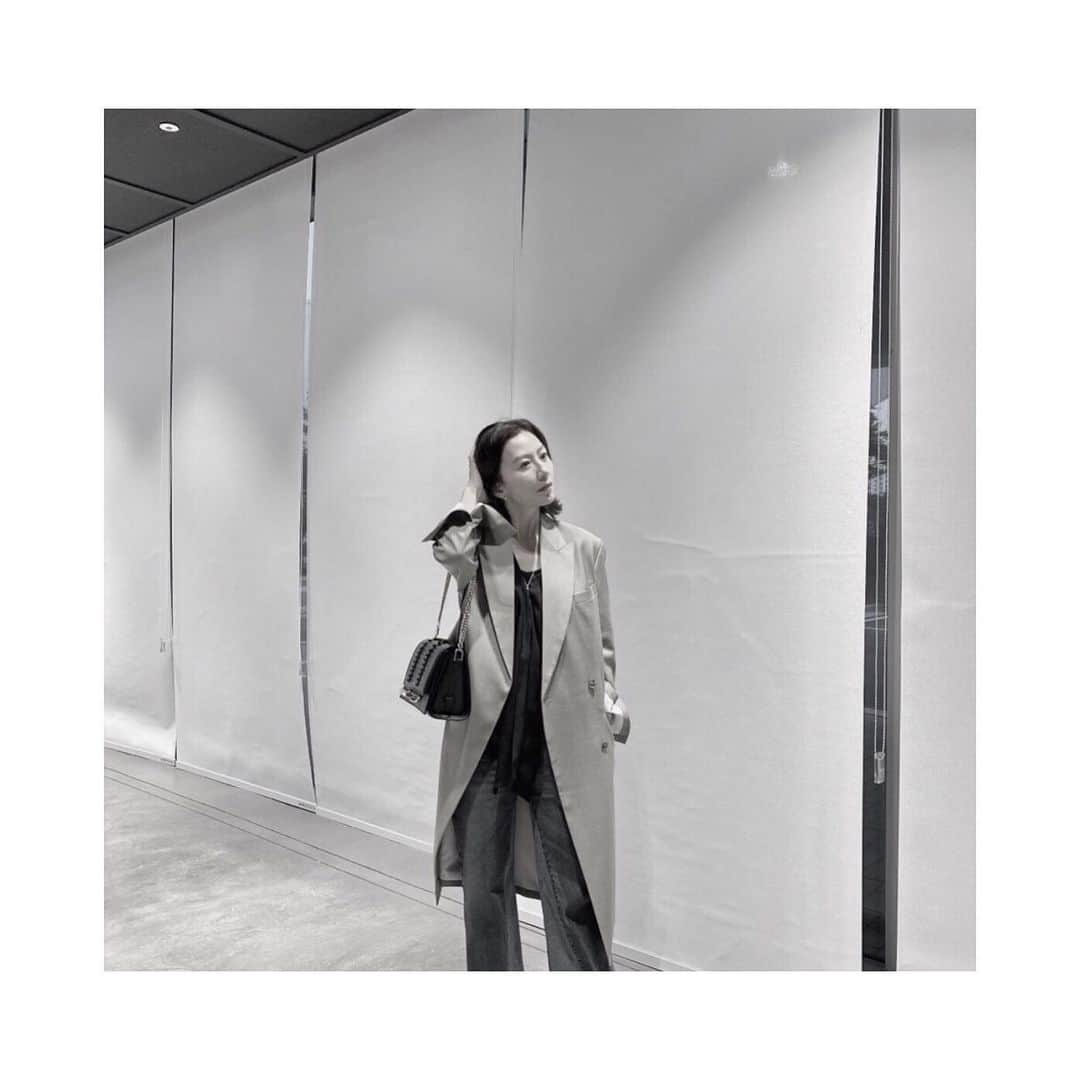 キム・ヒエのインスタグラム：「부부의 세계 마지막 출근길 _ #마지막 #END #KIMHEEAE #김희애 @yg_stage」