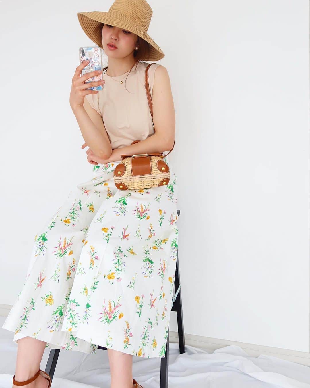 川人未帆さんのインスタグラム写真 - (川人未帆Instagram)「・ タックパンツ、立ってるとスカートに見えるけど座ったときのパンツ感が可愛いな。 こんなベージュのタンクトップ合わせてナチュラルにしてもかわいいし、4枚めみたいにホワイト合わせできれいめにしても。 白のトップスはタフタ×ニット。 6月の新作です😊 ・ Pants: @seventenbymihokawahito  Bag: @seventenbymihokawahito  Tops: @hanes_japan @biotop_official  Shoes: @nebulonie.japan  Hat: @urbanoutfitters」5月19日 11時02分 - miho0319kawahito