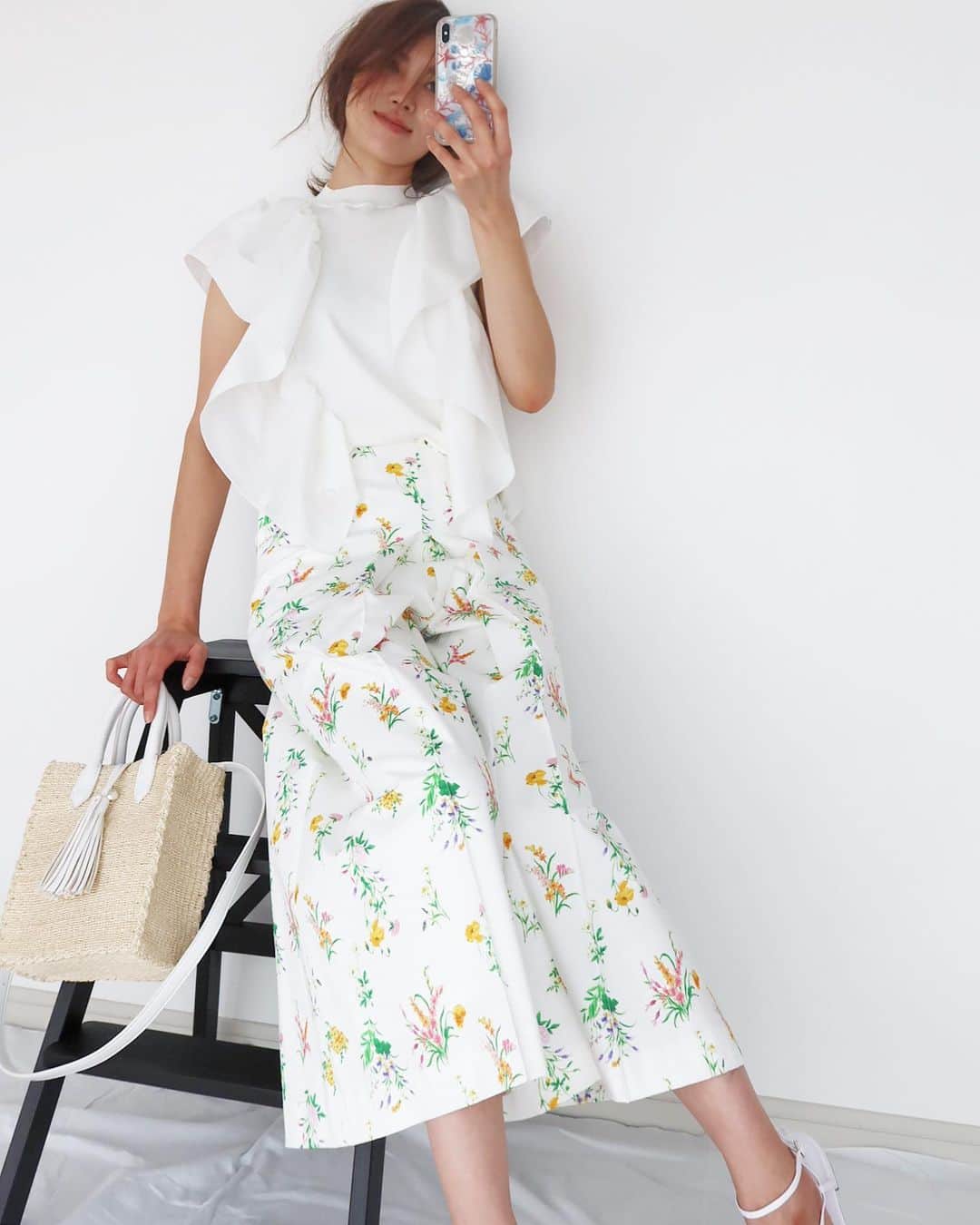 川人未帆さんのインスタグラム写真 - (川人未帆Instagram)「・ タックパンツ、立ってるとスカートに見えるけど座ったときのパンツ感が可愛いな。 こんなベージュのタンクトップ合わせてナチュラルにしてもかわいいし、4枚めみたいにホワイト合わせできれいめにしても。 白のトップスはタフタ×ニット。 6月の新作です😊 ・ Pants: @seventenbymihokawahito  Bag: @seventenbymihokawahito  Tops: @hanes_japan @biotop_official  Shoes: @nebulonie.japan  Hat: @urbanoutfitters」5月19日 11時02分 - miho0319kawahito