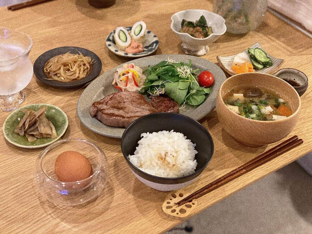 瀬戸サオリさんのインスタグラム写真 - (瀬戸サオリInstagram)「ご飯ばかりの写真が たまりすぎて更新が 追いつかないけど ゆるり〜と🦥🤍 . 福岡の地元牛 シャトーブリアンを 母から📦🤎 . ご飯のおこげ最高🍚 つまみ卵という黄身がつまめる 卵で…🥺 私は卵かけご飯がほんっとに 大好物です💛 ＿＿＿＿＿＿＿＿＿＿＿＿＿＿ #おうちごはん #有機野菜 #無農薬野菜  #オーガニック #saori_cooking」5月19日 11時13分 - seto_saori