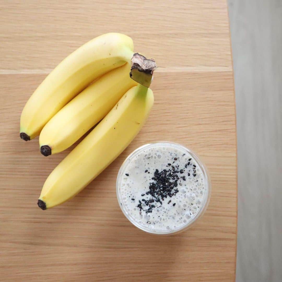 佐藤愛子のインスタグラム：「朝ごはんに、黒ごまバナナ豆乳ジュース！もったりしてて、美味しいです。 お腹の調子も◎。 ハンドミキサーでわーっとやれば終わりなので簡単っ！  #バナナジュース #braunhandblender #breakfast #bananajuice #朝ごはん #腸活 #バナナ」