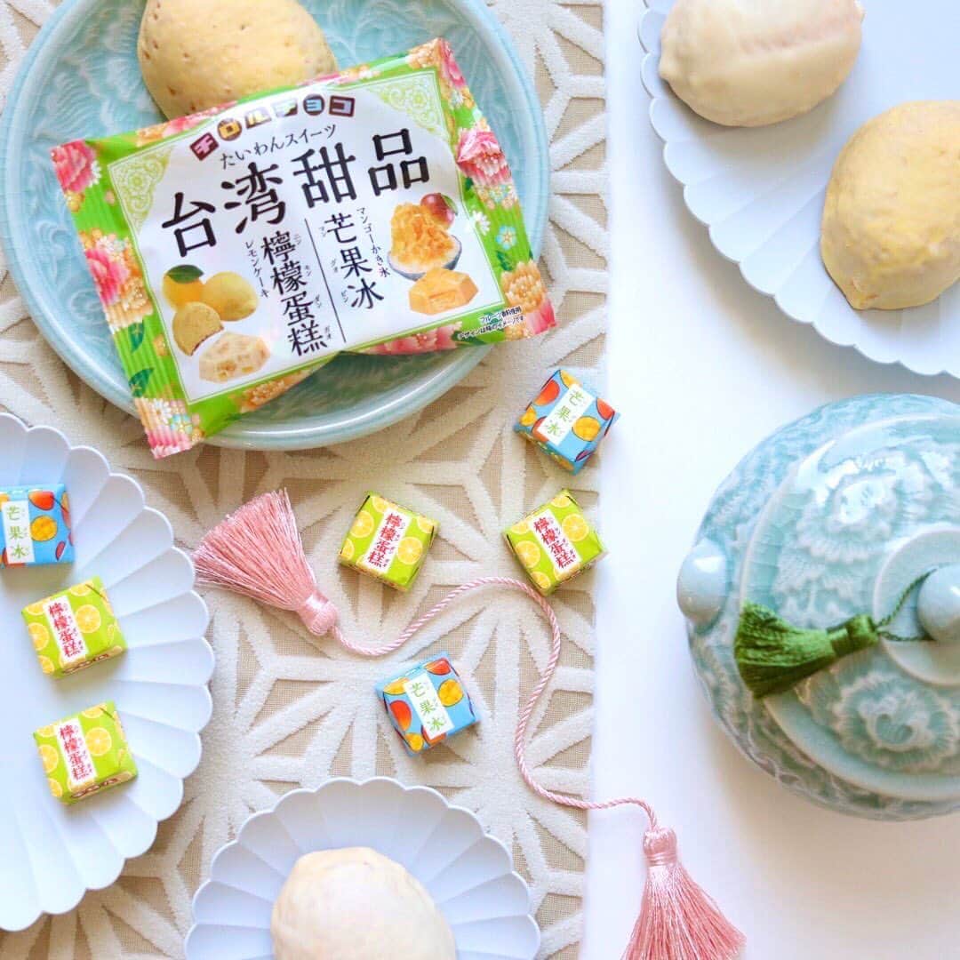 チロルチョコのインスタグラム：「2017年に登場した【台湾スイーツ】の第二弾🗣﻿ ﻿ チロルの*台湾スイーツ*のご紹介です🇹🇼﻿ ﻿ 台湾の代表的なスイーツ﻿ ▫️レモンケーキ﻿ ▫️マンゴーかき氷﻿ の2種類をアソートしました🍋🍧﻿ ﻿ ﻿ 🍋レモンケーキ﻿ 爽やかなレモン風味チョコに粉砕ビスケットとレモンゼリーをギュッと閉じ込めました💁‍♀️﻿ ﻿ 🍧マンゴーかき氷﻿ 清涼感のあるマンゴー風味チョコと、ザクザク感を表現したザラメとマンゴーチップがポイント👼﻿ ﻿ ﻿ 日本にいながら台湾スイーツを楽しんでみてはいかがですか？😍﻿ ﻿ ﻿ ﻿ ﻿ ﻿ #tirol #tirolchoco #チロルチョコ #チロル #チョコレート #おやつタイム #chocolate ﻿ ﻿ #おやつ #onmytable #sweetstable #スイーツ部 #おうちカフェ #日々の暮らし #sweettooth  #チョコ #おやつの時間  #スイーツ女子  #スイーツ男子  #チョコラブ  #chocolatelover  #snack #スイーツ大好き #sweetsmile #スイーツ  #shopチロルチョコ#台湾スイーツ#レモンケーキ#マンゴー﻿ #かき氷#新発売」