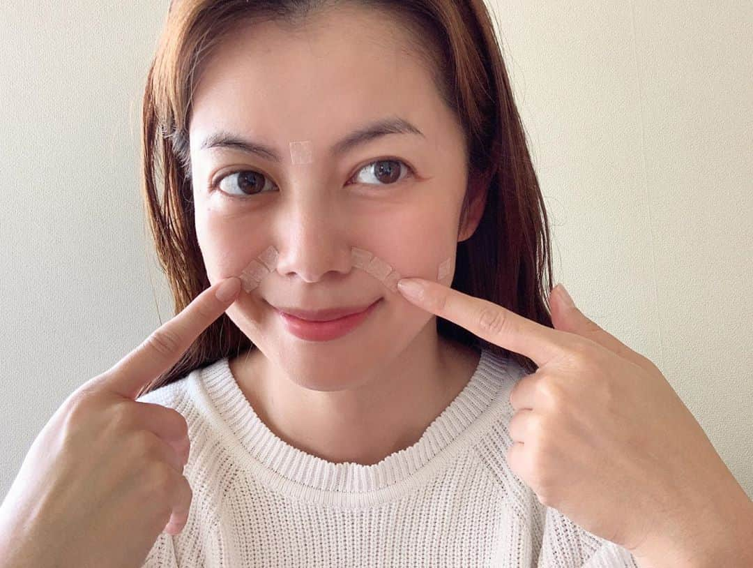 中林美和さんのインスタグラム写真 - (中林美和Instagram)「さて。お肌はセルフケアの毎日。 クリニックにもエステにも行けないから、 即効性があって持続力がある @ginza_haricchi の #美顔鍼ホームケアセット は本当に優秀で助けられてる。 私は朝の洗顔後に美顔鍼を 気になる ほうれい線に貼っていくの(写真3枚目)。 今日は特にたるんでるな、 くすんでるなって感じるときは 顔中鍼だらけ！25枚くらい顔に貼ることも。 重たかった目がパッチリ開いて、 頬の位置がグググっと上がる。 結果的にほうれい線が薄くなるの！ 同時にくすみも取れているから嬉しいっ！！ 美容液でたっぷりの保湿も忘れずに。  今まで時間がなくて、 お肌のケアは夜にすることが多かったけど、 朝一番にじっくりお肌と向き合うってやっぱり大事。 毎日お肌のコンディションを見ながら ケアする内容も変えています。  #すっぴん#セルフケア#美容#美容大好き#リフトアップ#ほうれい線#ハリッチ#ホームケア#美顔鍼#miwasbeautylife  @ginza_haricchi」5月19日 11時31分 - miwanakabayashi