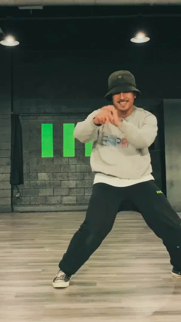 ショーン・エバリストのインスタグラム：「• • Another piece I taught last week on Friday @movement.lifestyle 💚✨ This trifecta of music is me in a nutshell haha 🤯 The piece right here, I definitely didn’t rush the process, I let it refine itself over time. I would construct a phrase based on the feeling of my energy and movements, if the door was open I’d continue and if it shut closed I let it happen. Eventually coming back to it over time whenever it felt right. 3 months total tinkering around till it felt right and honest to myself. That old/new mixed together to make something that still feels great🤓 Hoping to match the Lo-Fi beats to the soul of the voice and the classic melody of greatness. At the end there is just doing my thing with the free flow and responding to the sounds. I truly enjoyed this process:) If anything, the music is more than enough anyway✨🙏🏽 @musiqsoulchild」