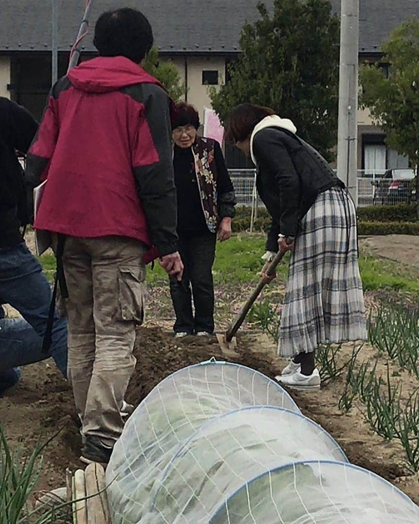 さとう珠緒さんのインスタグラム写真 - (さとう珠緒Instagram)「茨城県坂東市で去年秋にロケした#昼めし旅✨  #Kaion101 というカフェの看板ふくろう そらちゃん  こちらは昼はカフェ、夜はワインバーの素敵なお店 オーナーの#平林幸恵 さんはテレビドラマの脚本家さん✨  とっても美人な方でした✨  写真はチア全米チャンピオンAD植村ちゃん✨  #昼めし旅 #今日この後 #11時40分～ #今日も良い１日を✨」5月19日 11時39分 - tamao_satoh