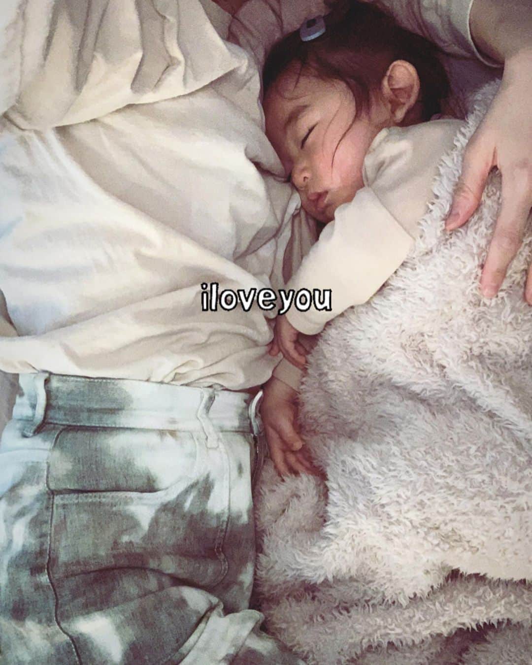 nanako itoのインスタグラム：「9months baby👶🏻 . 成長ってなんて早いんだろう。 常に何かに興味があって触ったり舐めたり叩いたり。 最近はつかまりながらつたい歩き。ハイハイも上手になった。 毎日何かしら新しいことに挑戦したり、できるようになってる。 . 親のちょっとした表情の変化にも気づいてるのか、笑うと笑うし、こちらが不安そうにすると不安な顔をする。 ちゃんと表情見てるんだなぁと思う。 お外に出れるようになったらいろーんな景色や動物にも触れさせてあげたいなぁ✨ . #9ヶ月ベビー　#9monthsbaby」