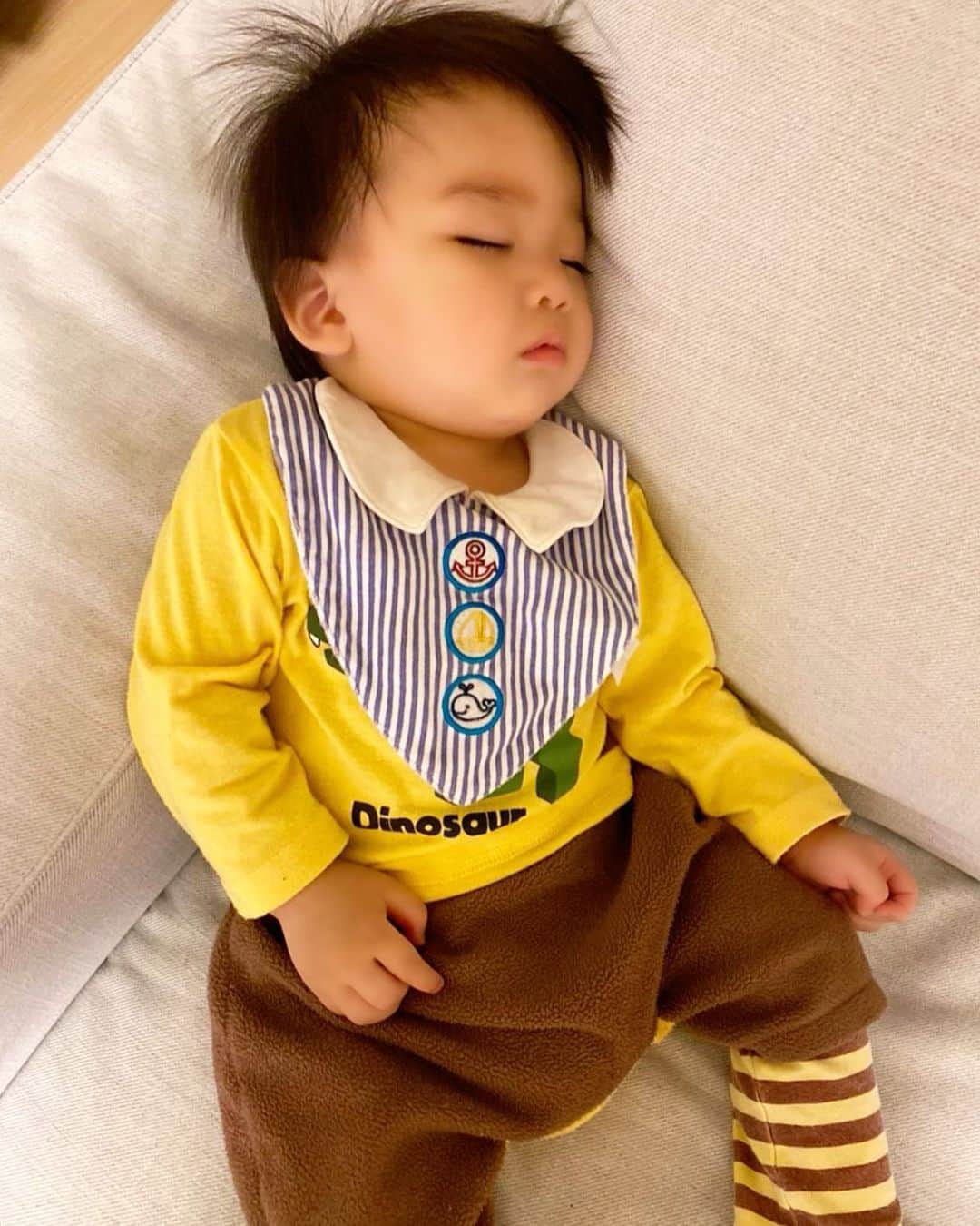Momoeのインスタグラム：「昨日の夜パパに頭撫でられてたら そのままソファで寝ちゃった人😴 19時に寝て無事0時頃起きたよ⭐️⭐️⭐️ そのまま2:30頃まで寝なかったよ⭐️⭐️⭐️ 哺乳瓶で顔面何度も殴られたよ⭐️⭐️⭐️ 起きろってよ⭐️⭐️⭐️ そして朝7時に起きた。早すぎる。 パパとママが起きないと顔面叩く癖どうにかならんかね😑 . . #happy #家事 #育児 #family #家族 #boy #smile #男の子 #息子 #code #love #lucky #kids #子供 #thankyou #宝物 #ベビー #fashion #follow #boy #パパ #ママ #家族写真 #男の子ママ #赤ちゃん写真 #photo #子育て #1歳 #flower」
