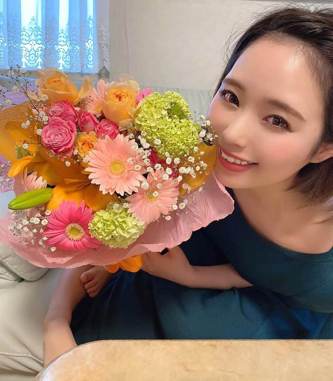 ゆいこ ◡̈♥︎さんのインスタグラム写真 - (ゆいこ ◡̈♥︎Instagram)「⋄﻿ ﻿ 昨日 甥っ子くんが くれたお花💐﻿ ﻿ 嬉しい、可愛い、綺麗 ！﻿ ﻿ ﻿ ﻿ ﻿ いつも 沢山のはっぴーを ありがとう ♥﻿ ﻿ 周りみんなを 幸せにする天才！﻿ ﻿ ﻿ ﻿ ﻿ ﻿ １枚目は お花から甥っ子くんの足が﻿ はえております。 笑﻿ ﻿ ﻿ ﻿ ﻿ ﻿ #花束 #ありがとう」5月19日 11時37分 - yuiko__h