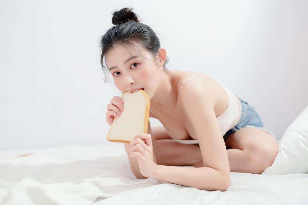 張香香のインスタグラム：「🍞 久久一次的早睡早起😳 - 📷/ @gimmyfoto 💄/ @ginger_nov」