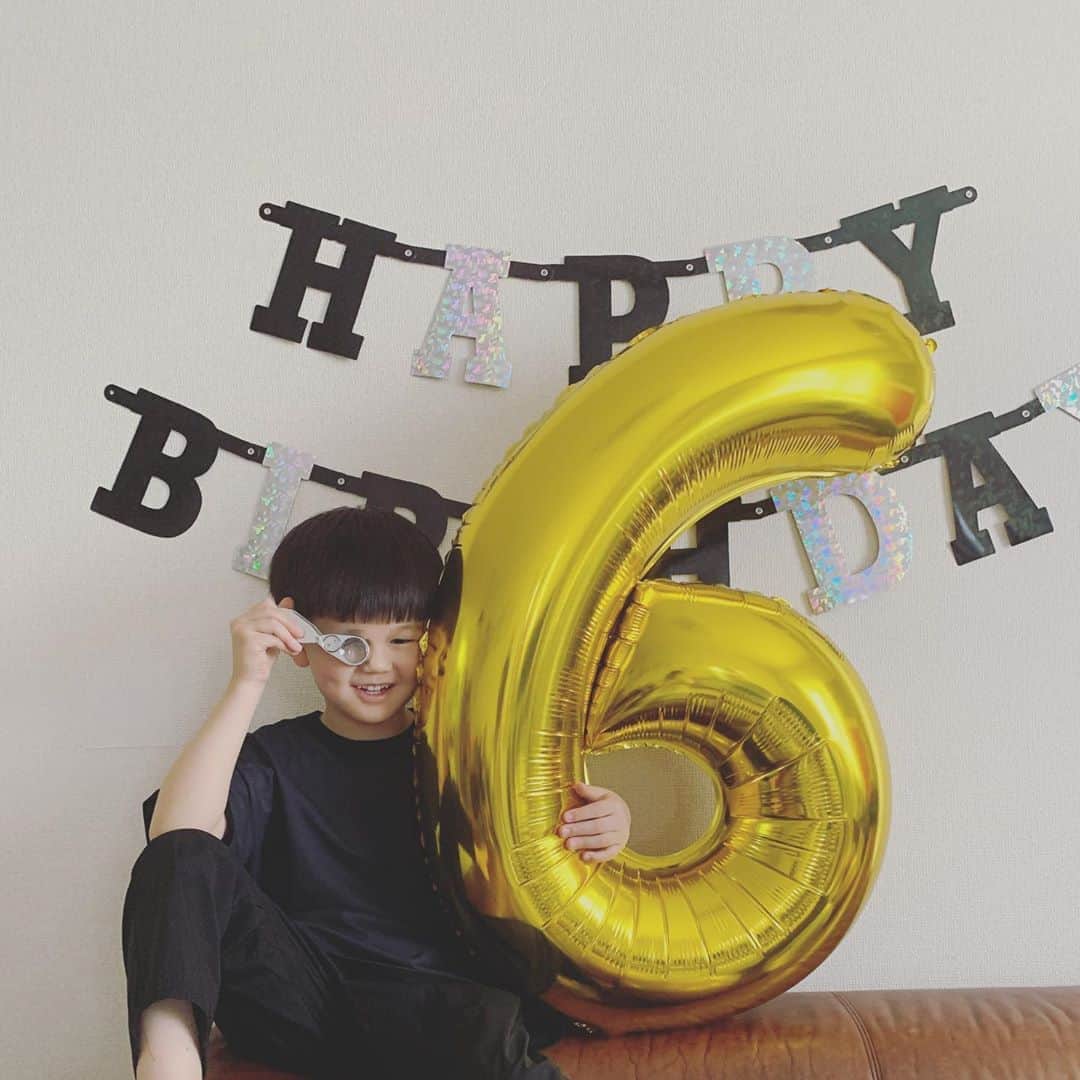 高見まなみさんのインスタグラム写真 - (高見まなみInstagram)「コナンの怪盗キッドに憧れて、ルーペを手に入れた🔍  6歳のお誕生日おめでとう！  #6歳誕生日 #おめでとう #自分らしく #大きくなってね」5月19日 11時44分 - manami_takami