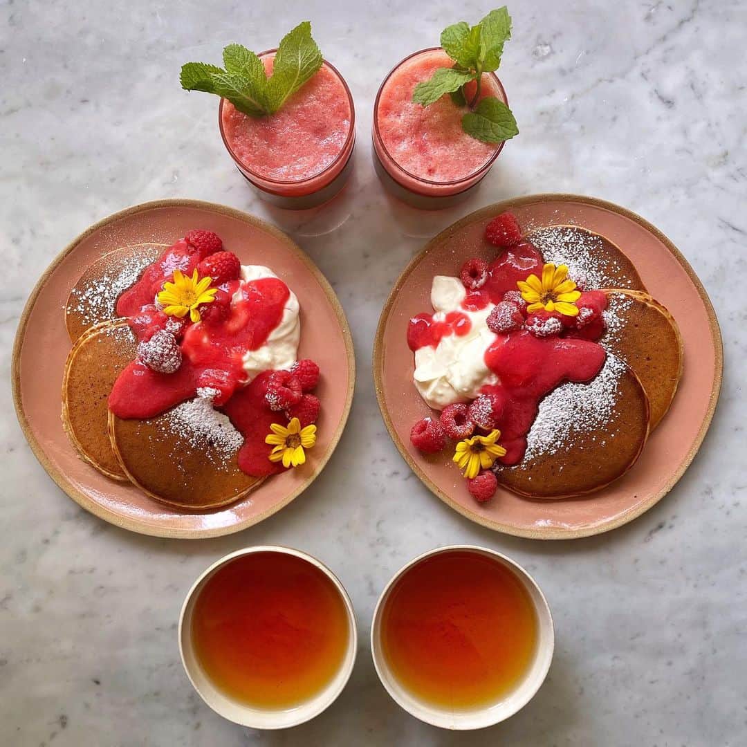 Symmetry Breakfastのインスタグラム：「Cinnamon and raspberry pancakes ❤️💝, not a classic flavour pairing, but delicious nonetheless! I think cinnamon is often lumped into the wintery flavour category when really it’s so much more than just pumpkin spice. I wazzed some raspberries in a blender and passed them through a sieve, creating the most beautiful sauce with zero effort great for granola to a pavlova. I also added some soda water for a refreshing drink 👨🏻‍🍳 #symmetrybreakfast」