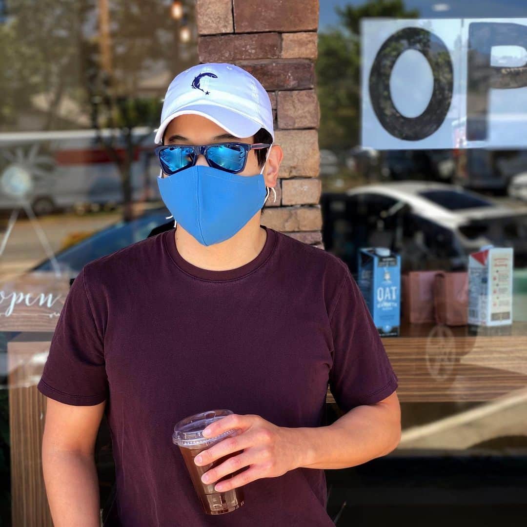 キー・ホン・リーのインスタグラム：「Another post about a business with a personal connection to me: Constellation Coffee (@constellationcoffeela). Open for take out for all ur coffee needs. They also have some cool merch. Digging this white hat! #constellationcoffeela #supportlocal」