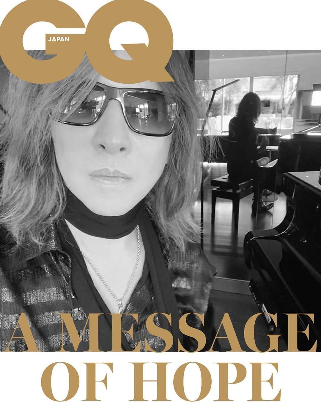 GQ JAPANさんのインスタグラム写真 - (GQ JAPANInstagram)「【A MESSAGE OF HOPE（連載：希望へ、伝言）】 Vol.1﻿ YOSHIKI──すべての思いを込めた交響曲を作っています﻿ ﻿ GQ読者へ、自分へ、家族へ、日本へ、世界へ…﻿ 音楽家・YOSHIKIさんから、﻿ いまを前向きに生きるためのメッセージ﻿ ﻿ 「僕は今、LAの自宅にこもって交響曲を作っています。このタイミングにしかできない、この世界が新型コロナウイルスと戦っている今の思いを込めた曲を作ろうと思っています。﻿ ﻿ これまでは、地上にいる時間より飛行機に乗っている時間のほうが長いのではないかというくらい、世界を飛び回っていました。しかしアメリカで新型コロナウイルスが流行し始めてからは移動をやめ、家にこもり、作曲とピアノの練習に打ち込んでいます。﻿ ﻿ 今の世の中は〝戦場〟だと思ったほうがよいのでは。あくまでもたとえですが、外に出れば〝銃弾〟が飛び交い、あちこちに〝地雷〟が埋まっている。まさに人類対ウイルスの戦争だと思っています。これまで、親しくさせていただいている医師や学者の方々からこのウイルスについての情報を聞いてきて、僕自身『これは只事ではない。決して軽視してはならない』と感じたので、その危機感をできるだけ発信してきました。﻿ ﻿ そんな僕の言動には、同じエンターテインメント業界にいる方からの反発が多少なりともありましたし、マネジメントスタッフからもやめたほうがよいのでは、という意見もありました。もちろん発言することにリスクがあることは承知していました。それでも僕は発言しないことのほうがリスクだと思い、行動することにしました。﻿ ﻿ ある意味、僕は『死』に囲まれて生きてきました。僕の父は、まだ僕が子どものころに自死しました。すでにこの世にいないバンドメンバーもいます。今でも死んでしまった人のことを思うたび、自分はもっと彼らに寄り添い、その思いを理解すべきだったのではないかと思っています。もしこのウイルスで失うはずではなかった命が失われるなら、どうか一人でも多く救われてほしい。僕を突き動かしているのは、そんな思いです。そしてまた、僕が今みんなに伝えたいのは、大きな視野で物事を考えていただければ、ということです。たとえばエンターテインメント業界のことだけを考えたら、一刻でも早くライブやコンサートができたほうがいいに決まっています。でもそのことで感染者が増え、医療崩壊の危機を招くようならそれは控えるべきです。エンターテインメント業界の社会も、世界全体の一部です。グローバルな視点から物事を見て、自分達がどう行動すべきかを考えるときではないかと思います。﻿ ﻿ 今だからこそ、人々にとって何が大切で、人々は何のために生きているか、自分達の生きている意味を問い直してみる機会だと思います。今はそうした思いをメロディに変え、交響曲を作曲しています。音楽を通して、少しでも皆さんの心に寄り添えればと思います。皆さんの健康と安全を祈っています」﻿ ﻿ #gqjapan﻿ #私たちはどう生きるか﻿ #YOSHIKI」5月19日 11時49分 - gqjapan