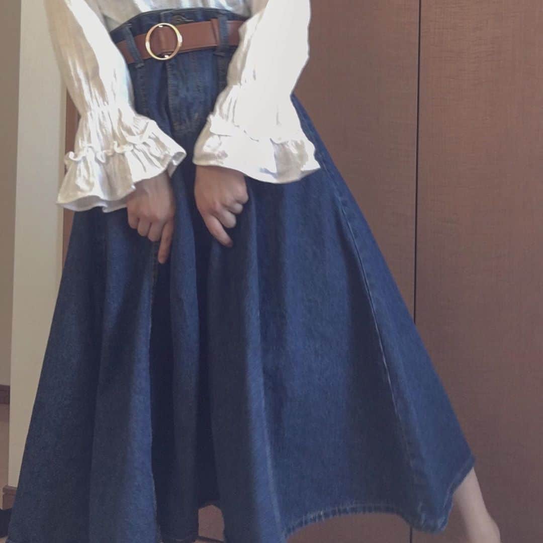 横道侑里のインスタグラム：「デニムのスカートずっと欲しくて。 でもあんまり納得できるものに出会えなくてやっと出会えた♡︎ʾʾお気に入りスカート」