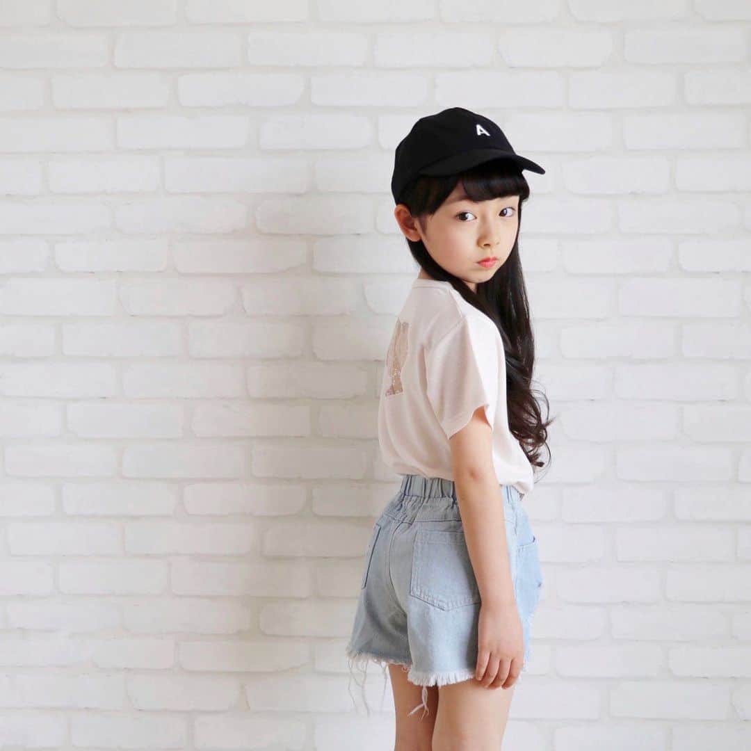 のインスタグラム：「5/19 ・ 娘の最近の日課 1時間の早朝ウォーキング🚶‍♀️ ・ もう1ヶ月以上続いてて かなり体力ついてきた☺️✌️ ・ ・ 最近登校日があって 転校先だから私も一緒に行ったんだけど ・ 娘 歩くのが尋常じゃないぐらい早過ぎて 母ちゃんついていけませんでした😌 ・ #8歳においていかれるアラサー ・ ・ え？ 母ちゃんも早朝ウォーキングしてるのかって？ ・ もちろん そんなんもちろん ・ ・ 自宅待機に決まってる☺️← ・ #ウォーキングメンバーはじーじばーばサキ ・ ・ ・ 娘着用のお洋服は @sharez1313 さん👖 ・ 背中のハートがシースルーになってて Tシャツ自体もラメラメしてて JS歓喜のデザインでした🥰 ・ 是非チェックしてみてね♡ ・ ・ ・ ・」