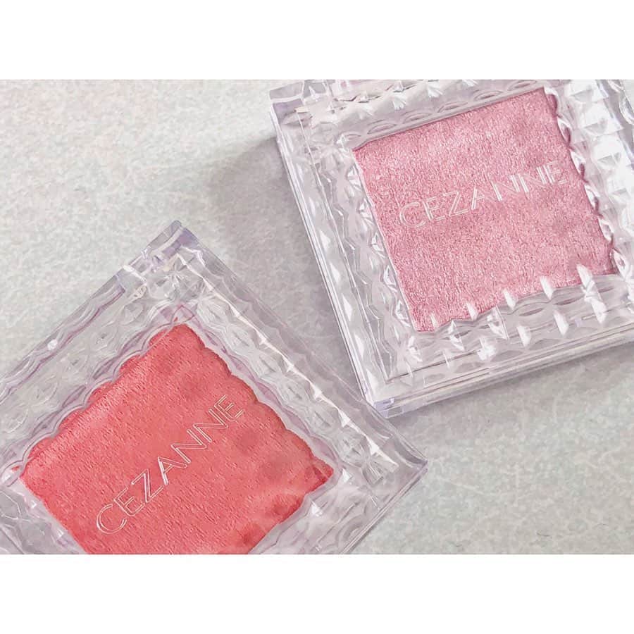 のインスタグラム：「優秀なプチプラコスメたち ＊ セザンヌシングルカラーアイシャドウ 💗02 ニュアンスピング ❤️03 マットレッド ＊ くすみ色のピンクは涙袋に使って、レッドは目尻に使ってアクセントにしてるよ〜！mayu.♡ ＊ ＊ ＊ #コスメ #コスメ購入品 #cosmetics #makeup #プチプラ #プチプラコスメ #セザンヌ #cezanne #アイシャドウ #くすみピンク #idol #instalike #instagood」