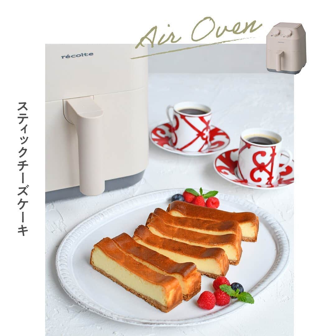 récolteレコルトさんのインスタグラム写真 - (récolteレコルトInstagram)「. 発売以来、ご好評のエアーオーブン✨ ご活用いただていますでしょうか😁 今回は、レシピサイトなどで活躍されている料理家さんご考案のレシピをご紹介します‼️ . photo① @chiori.m.m さん「鱈のマヨパン粉焼き」 きれいなキツネ色が食欲をそそります😘 . photo② @kiyoshiakg さん「スップリ（ライスコロッケ）」 エアーオーブンに入れて10分でごちそうの完成🤗 . photo③ @shima_no_ouchicafe さん「ジャークチキン」 漬け込んで焼くだけで絶品ジャークチキン👍 . photo④ @tomokeetaito さん「焼きピロシキ」 HMでこんなにお手軽にピロシキができるなんて🥰 . photo⑤ @sayurisone さん「スティックチーズケーキ」 エアーオーブンはお菓子作りにも強い味方です💪 . このほかにも、 #エアーオーブンレシピ で検索いただければ、バラエティ豊かなレシピがご覧いただけます🔎 ぜひ、挑戦してみてくださいね😉❤️ . . 食材に含まれる油と水蒸気を利用して、油を使わずにサクサクの揚げ物ができる🙆‍♂️ 狭いキッチンでも接地面A4サイズでコンパクト🙆‍♀️ ［エアーオーブン］ メーカー希望小売価格：9,000円（税抜） . . . #レコルト #recolte #エアーオーブン  #ノンフライヤー #揚げ物 #料理好きな人と繋がりたい #ギフト家電 #キッチンツール #キッチングッズ #キッチン家電」5月19日 12時14分 - recolte_official