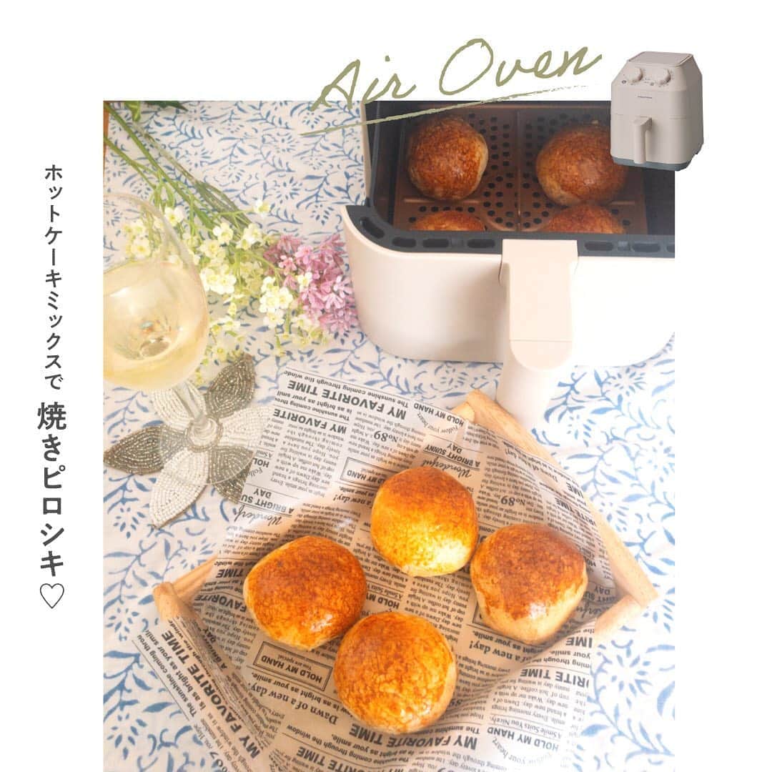 récolteレコルトさんのインスタグラム写真 - (récolteレコルトInstagram)「. 発売以来、ご好評のエアーオーブン✨ ご活用いただていますでしょうか😁 今回は、レシピサイトなどで活躍されている料理家さんご考案のレシピをご紹介します‼️ . photo① @chiori.m.m さん「鱈のマヨパン粉焼き」 きれいなキツネ色が食欲をそそります😘 . photo② @kiyoshiakg さん「スップリ（ライスコロッケ）」 エアーオーブンに入れて10分でごちそうの完成🤗 . photo③ @shima_no_ouchicafe さん「ジャークチキン」 漬け込んで焼くだけで絶品ジャークチキン👍 . photo④ @tomokeetaito さん「焼きピロシキ」 HMでこんなにお手軽にピロシキができるなんて🥰 . photo⑤ @sayurisone さん「スティックチーズケーキ」 エアーオーブンはお菓子作りにも強い味方です💪 . このほかにも、 #エアーオーブンレシピ で検索いただければ、バラエティ豊かなレシピがご覧いただけます🔎 ぜひ、挑戦してみてくださいね😉❤️ . . 食材に含まれる油と水蒸気を利用して、油を使わずにサクサクの揚げ物ができる🙆‍♂️ 狭いキッチンでも接地面A4サイズでコンパクト🙆‍♀️ ［エアーオーブン］ メーカー希望小売価格：9,000円（税抜） . . . #レコルト #recolte #エアーオーブン  #ノンフライヤー #揚げ物 #料理好きな人と繋がりたい #ギフト家電 #キッチンツール #キッチングッズ #キッチン家電」5月19日 12時14分 - recolte_official