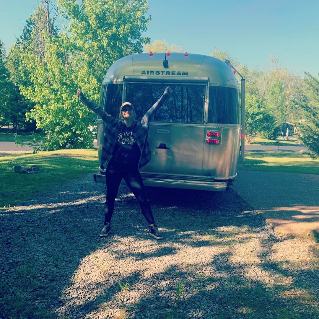 ミランダ・ランバートさんのインスタグラム写真 - (ミランダ・ランバートInstagram)「Hey y’all. Just an update on glamp life. We spent the last week taking  #TheSherrif on his first road trip. We camped our way to see our NY family.  6 days: 4 states:  1000 miles.  Nashville to Pigeon Forge TN... Virgina to PA and then NY. It was a nice change of pace. Something about the highway is calming, and at the same time keeps you completely focused. I like to drive a lot  because most of my adult life  I’ve been driven around on a tour bus to play music ( which I love and miss terribly... obvs @db102681 ). B drives too and is the best navigator. We can set  up camp in under 10 minutes once we pull in. Took a few times but we worked out the kinks. One of my favorite things on this trip was making dads classic recipe “campfire casserole” in our Dutch Oven on the camp fire coals! Of course we had to face time Rick Lambert to make sure we knew the tricks of the trade, but Brendan has cooking anything in this cast iron  down to an art now.  Here are some highlights from maiden voyage!! Stay tuned for more! (PS first pic is me celebrating because I backed the trailer into the camp site. 🤠) #theresanewsheriffintown #B&MeTour #airstreamlife #glamping  @red55winery  @idyllwind  @airstream_inc  @lodgecastiron  @kampgroundsofamerica」5月19日 12時23分 - mirandalambert