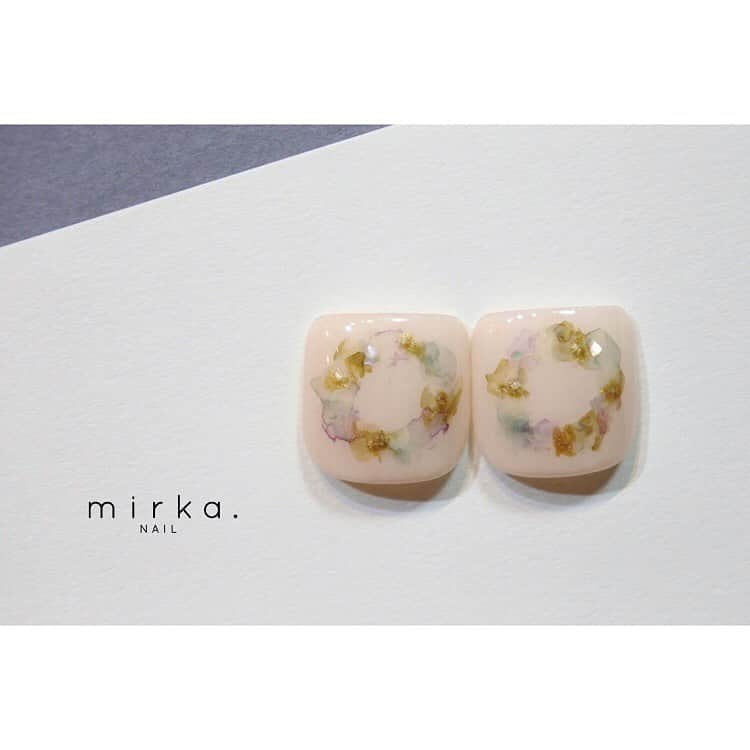 mirka. NAIL(ミルカネイル)さんのインスタグラム写真 - (mirka. NAIL(ミルカネイル)Instagram)「ペディチップ〈Wreath〉﻿ ﻿ 水彩で淡いリースを描きました◯﻿ 写真だとわかりづらいのですが、シェルを散りばめているので光の加減で上品にキラキラします✳︎﻿ ピンクベージュベースで、どんなポリッシュのお色にも合わせやすいです。﻿ ﻿ ﻿ オンラインショップはプロフィールのリンクよりご覧下さい✯﻿ ﻿ ﻿ BASEアプリでもぜひフォローをお願いします☻」5月19日 12時23分 - mirka.nail