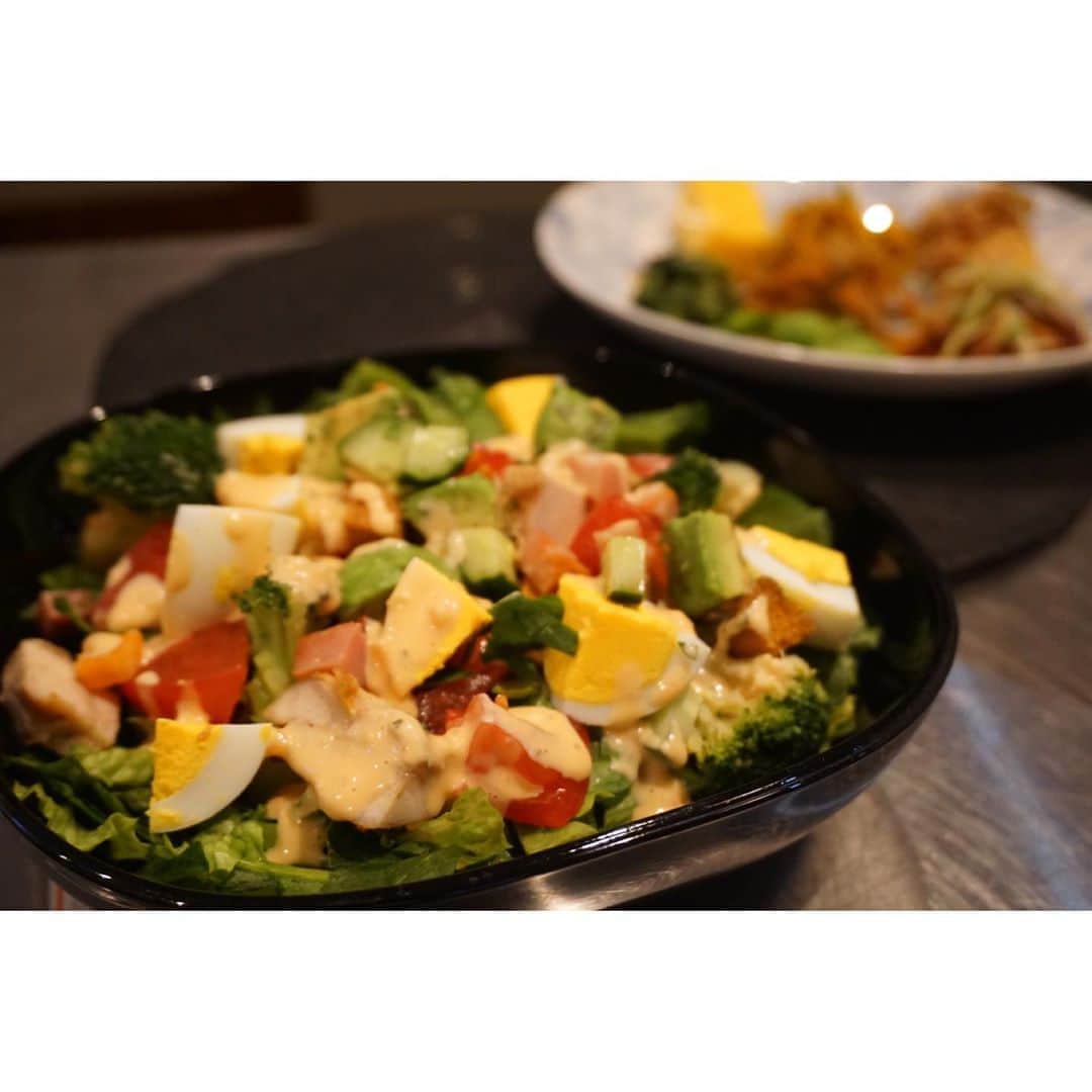 乙黒えりのインスタグラム：「昨夜は大人は、コブサラダたっぷり&適当に作り置きおかずで🥗 アボカドとサラダ類とエッセンスが菌ケア★ コブサラダにはKINSエッセンス＝”菌のエサ“をたっぷりお腹に入れました！ KINSのエッセンス入りのブースター(化粧水前に塗るもの)試作品を作ってるのですが、皆さんはどんなテクスチャーが好きですか？ スキンケアは普段何ステップ(何種類)使いますか? 是非参考にしたいので教えてください☺️🤲」