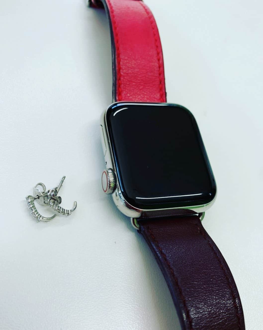 中澤裕子のインスタグラム：「いつかの 夫からのプレゼント ・ ・ １５年以上前に 購入したピアス  #Apple Watch #便利過ぎて忘れると焦る #HERMES  #プラチナとダイヤ #シンプル #物持ち良い」