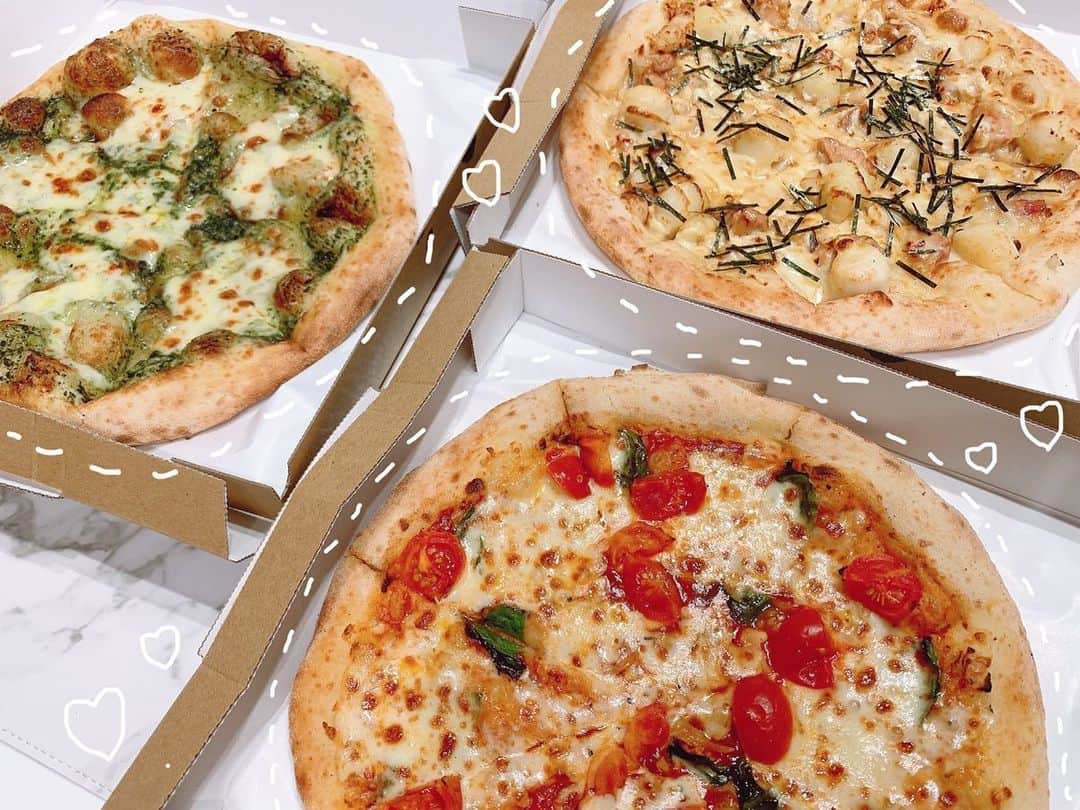 田中れいなさんのインスタグラム写真 - (田中れいなInstagram)「. きのうの夜は自炊じゃなくて 久しぶりにピザパーティーしましたぁ🍕👏🏻 . . ピザってたまにめちゃくちゃ食べたくなりませんか？😏 *☼*―――――*☼*――――― #おうち時間 #自炊お休みday #ピザ #ピザパーティー #photo #Instagram #instagramjapan #pizza #🍕」5月19日 12時28分 - tanakareina.lovendor
